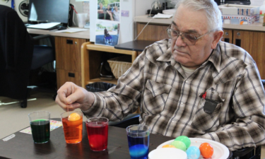 veterans dye easter eggs