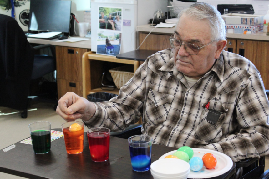 veterans dye easter eggs