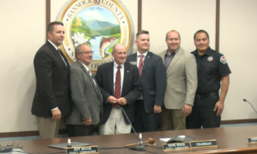Sen. Risch (R-ID) takes photo with Bannock County community members