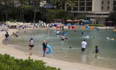 Experts weigh in on where to go for the holidays and risks. Hawaii is once again welcoming tourists.