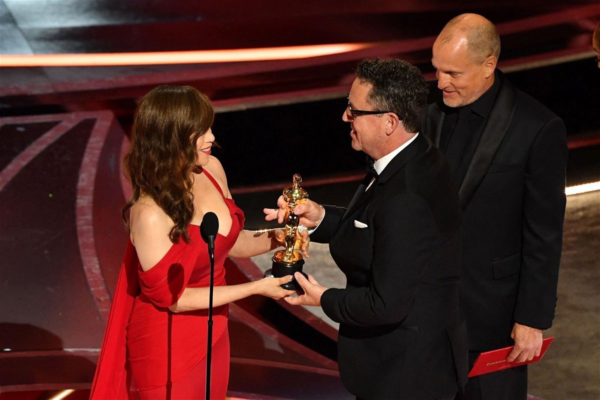 <i>Robyn Beck/AFP/Getty Images</i><br/>Rosie Perez presents Greig Fraser with the best cinematography Oscar for 