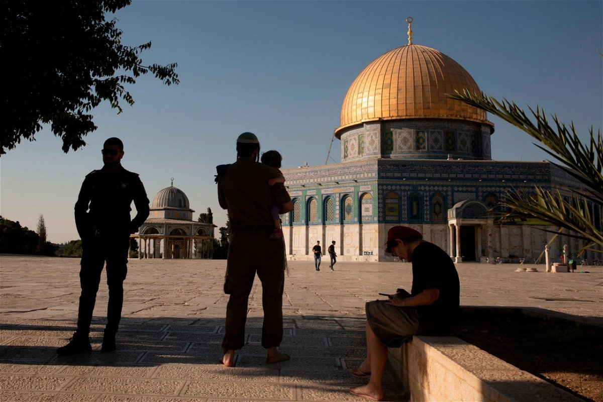 <i>Maya Alleruzzo/AP</i><br/>An Israeli police officer stands guard as a religious Jew in Army uniform visits the Temple Mount