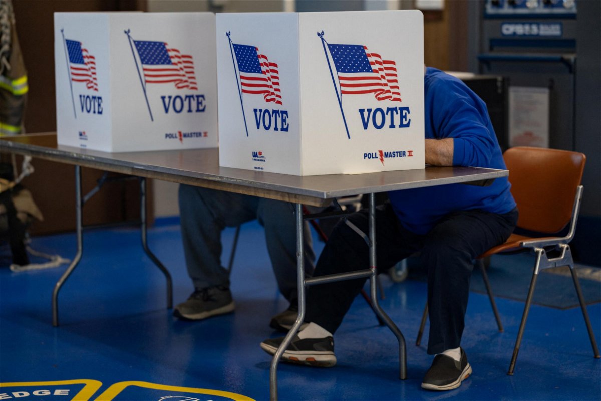 <i>Hannah Beier/Reuters</i><br/>Voters in five states cast their ballots in Tuesday's primaries