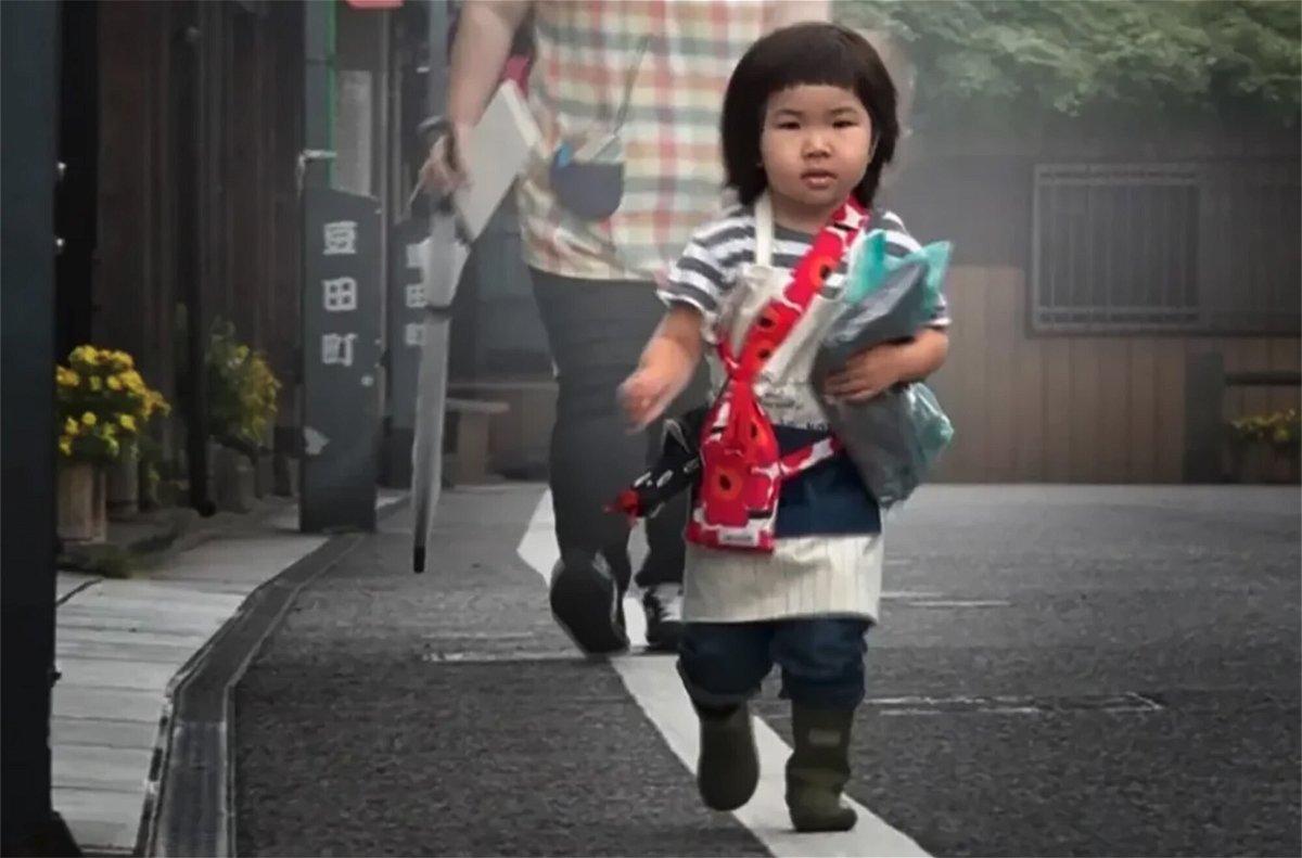 <i>Netflix</i><br/>A café owner's youngest daughter runs an errand in their old castle town in the hit Japanese TV show 