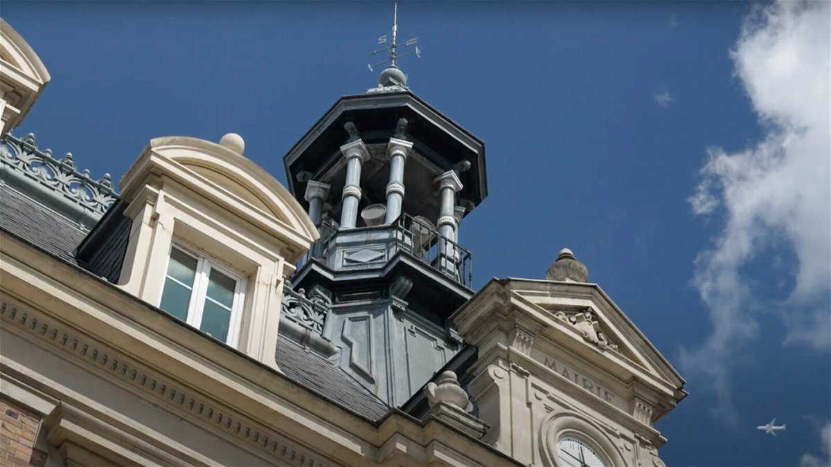<i>CNN</i><br/>Siren loudspeakers can be seen in the tower of Maison Laffitte's town hall.