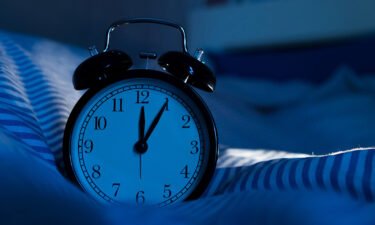 What happens if you wake up before your alarm? Tips from 3 sleep experts.