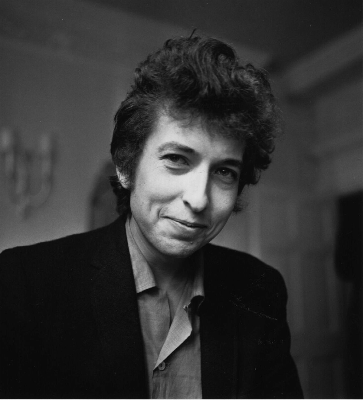 <i>Harry Thompson/Hulton Archive/Getty Images</i><br/>American folk/rock singer and songwriter Bob Dylan smiles during a meeting with the British press
