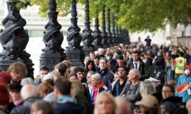 Crowds of people gather to mourn Queen Elizabeth II in the UK.