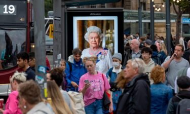 An image of the Queen is displayed on a bus stop in Edinburgh