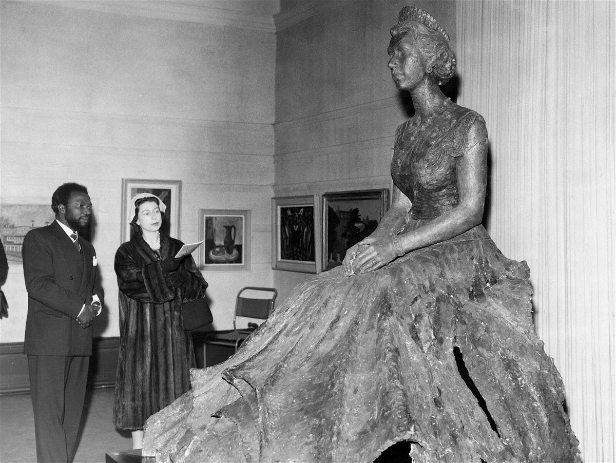 <i>Courtesy Oliver Enwonwu/The Ben Enwonwu Foundation</i><br/>Ben Enwonwu and HM Elizabeth II are pictured here looking at his sculpture of the Queen.