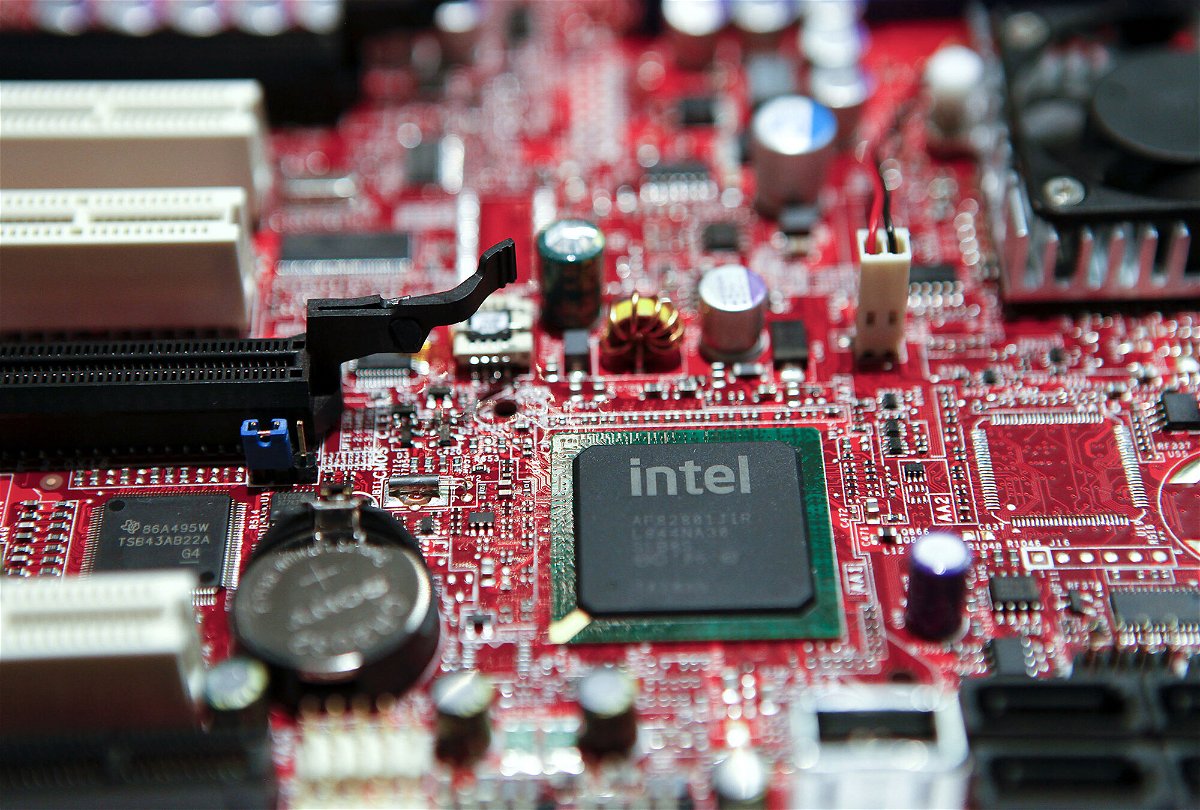 <i>Aaron M. Sprecher/Bloomberg/Getty Images</i><br/>Shares of Intel are down more than 45% this year