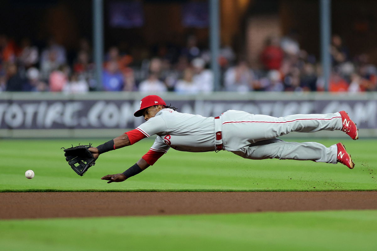 <i>Carmen Mandato/Getty Images</i><br/>Edmundo Sosa of the Philadelphia Phillies is unable to make a catch in the fourth inning.