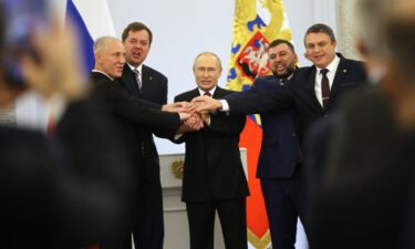 Russian President Vladimir Putin (C) with Ukrainian separatist regional leaders Vladimir Saldo (L)