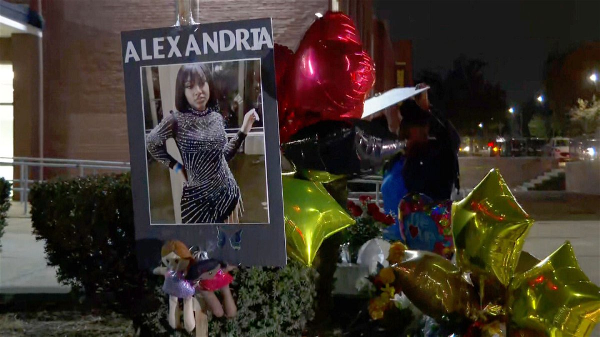 <i>CNN</i><br/>Mourners set up a memorial in honor of Alexandria Bell