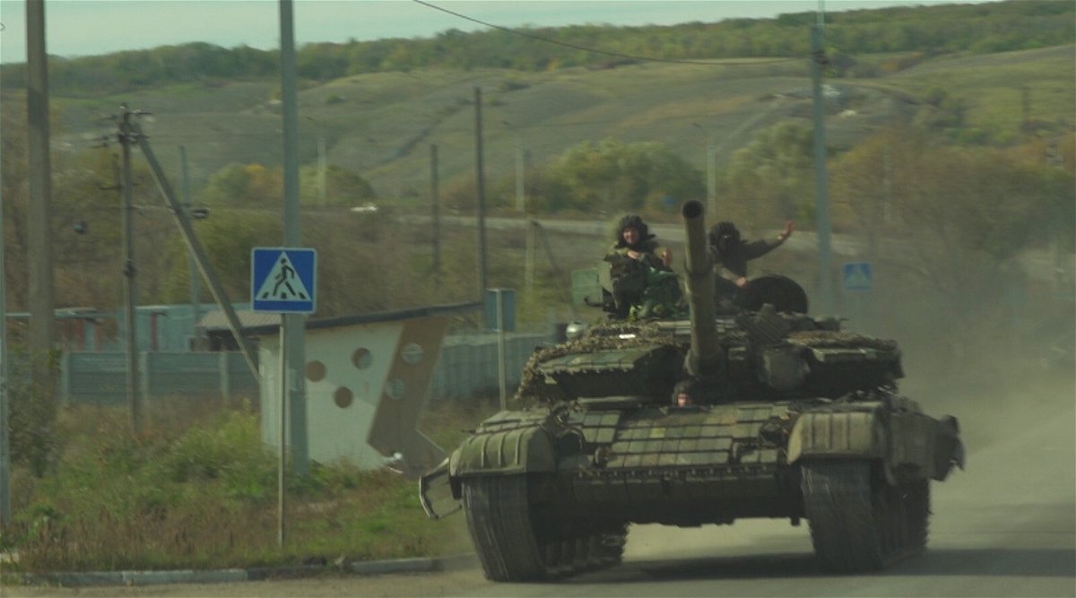 <i>Rich Harlow/CNN</i><br/>A Ukrainian tank drives past our convoy on the way out of Bakhmut.