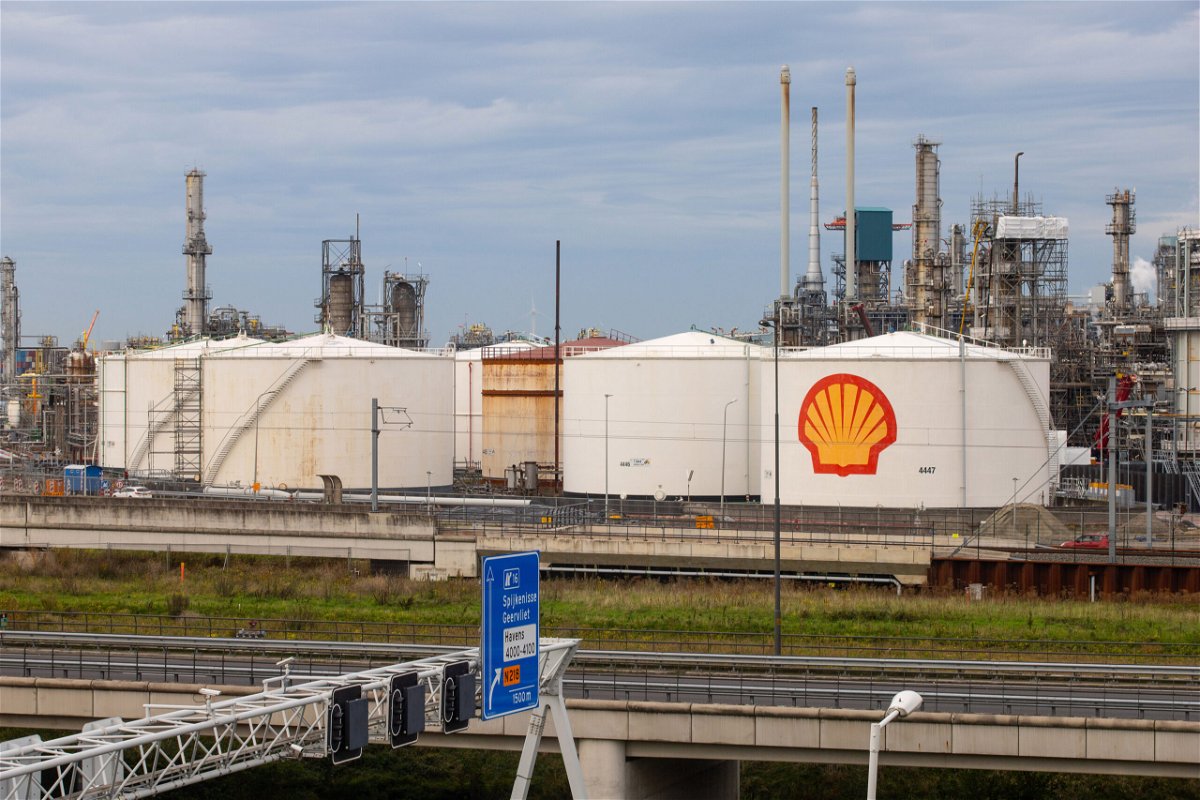 <i>Peter Boer/Bloomberg/Getty Images</i><br/>Shell will buy back $4 billion worth of shares and increase its dividend by 15% after posting another gigantic quarterly profit thanks to strong oil and gas prices