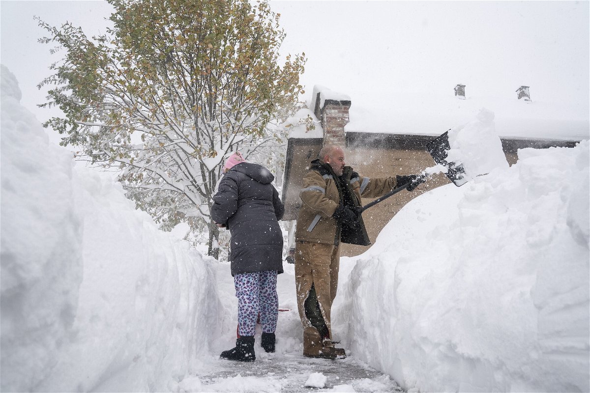 <i>Brendan Bannon/The New York Times/Redux</i><br/>Jenny Vega (L) and Roberto Rentas shovel snow in front of their house in Buffalo