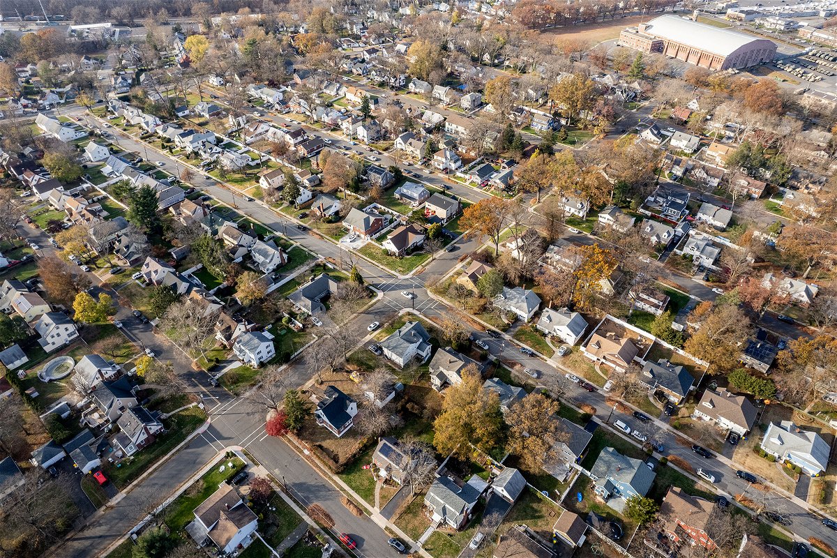 <i>Yuvraj Khanna/Bloomberg/Getty Images</i><br/>Mortgage rates fall for the third week in a row as inflation fears ease. Pictured are residential homes in Teaneck