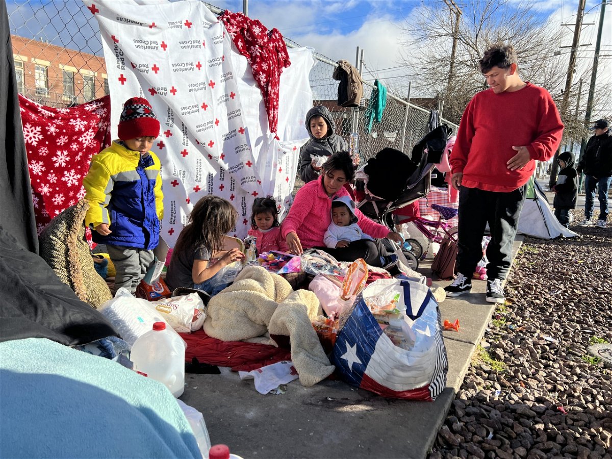<i>Karol Suarez/CNN</i><br/>Evelyn Palma sits with her five children in the streets of El Paso