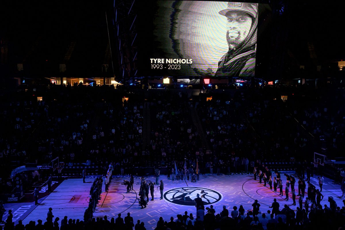 <i>Kerem Yücel/AP</i><br/>Minnesota Timberwolves and Memphis Grizzlies fans pay tribute to Tyre Nichols.