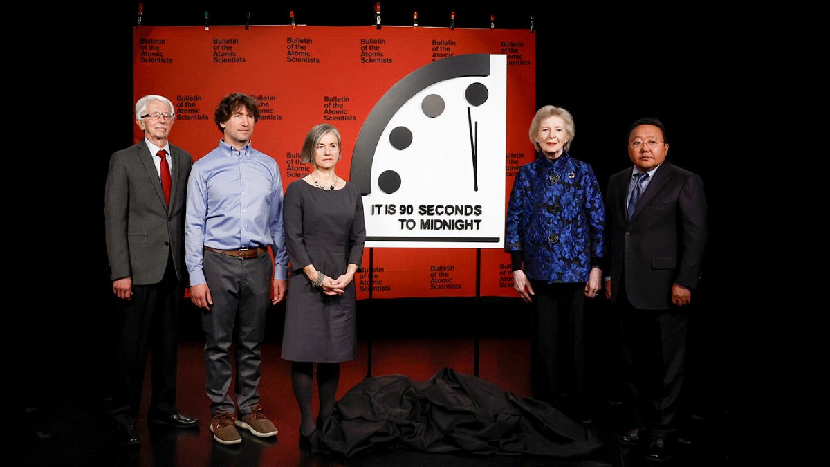 <i>Anna Moneymaker/Getty Images</i><br/>From left: Members of the Bulletin of the Atomic Scientists Siegfried S. Hecker
