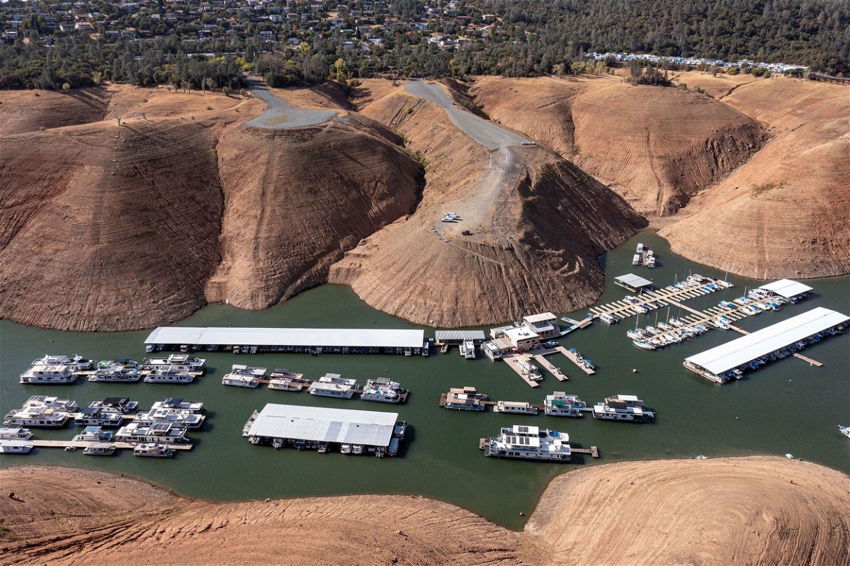 <i>Paul Morris/Bloomberg/Getty Images</i><br/>Houseboats on Lake Oroville amid low levels in October 2021.