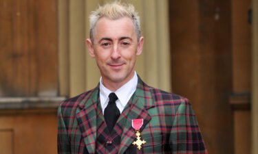 Alan Cumming has returned a prestigious royal award in an effort to sever his association with the "toxicity" of the British Empire.