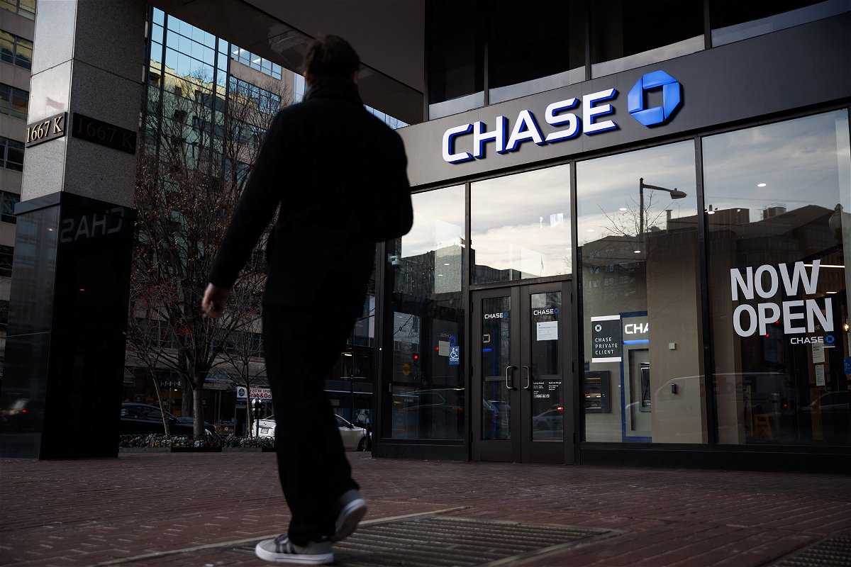 <i>Ting Shen/Bloomberg/Getty Images</i><br/>Bank earnings fail to impress investors as recession worries rise. Pictured is a JPMorgan Chase bank branch in Washington