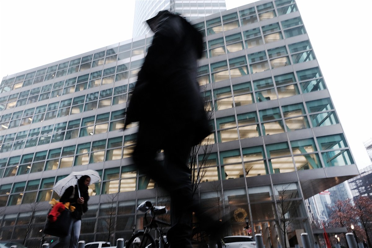 <i>Spencer Platt/Getty Images</i><br/>Goldman Sachs isn't too worried about a recession. People here walk by Goldman Sachs headquarters on December 16