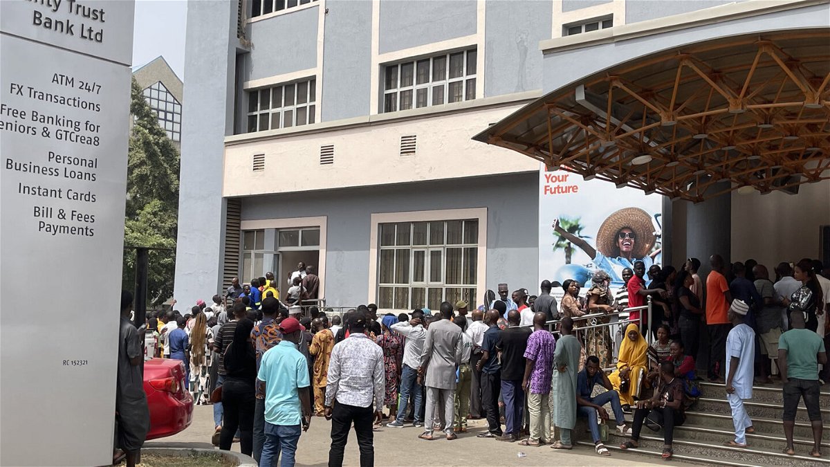 <i>Nimi Princewill/CNN</i><br/>Nigerians queue for new banknotes.