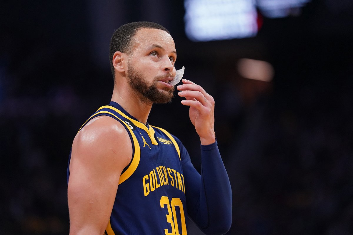 <i>Cary Edmondson//USA TODAY Sports/Reuters</i><br/>There is no return date for Steph Curry after he injured his knee on Saturday.