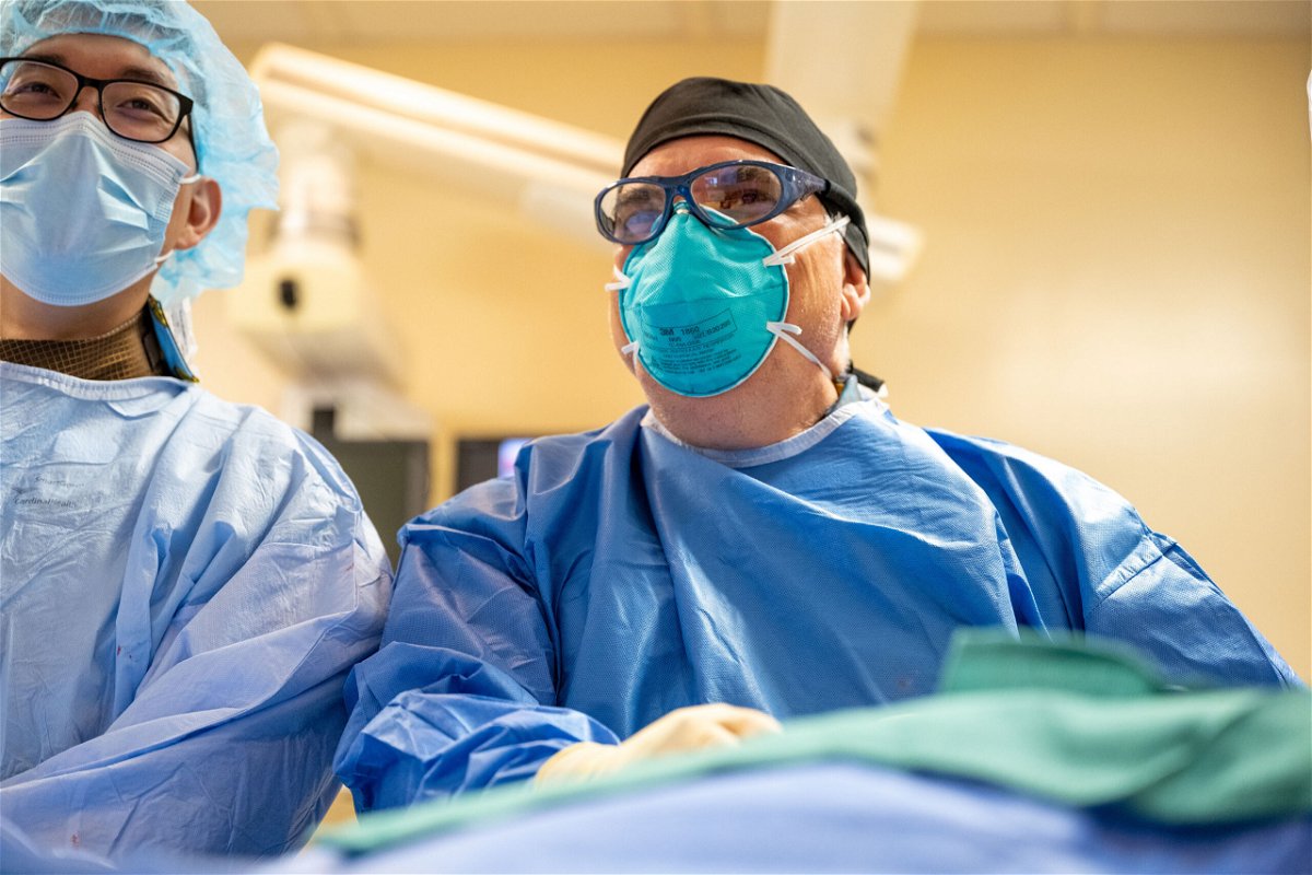 <i>The Texas Heart Institute</i><br/>Dr. Emerson Perin injects stem cells.