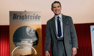 Billy Crudup sells property on the moon in the Apple series "Hello Tomorrow!"