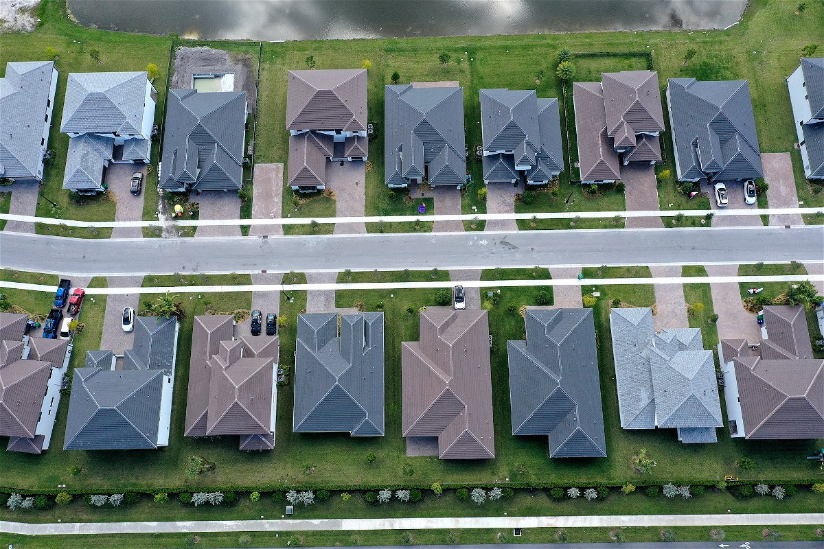 <i>Joe Raedle/Getty Images</i><br/>Mortgage rates dropped again this week for the second week in a row. This image shows a residential neighborhood in 2022