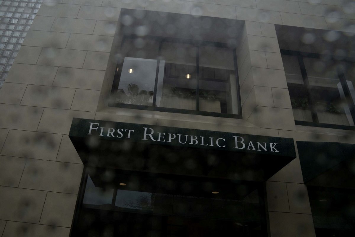 <i>Eric Thayer/Bloomberg/Getty Images</i><br/>A First Republic Bank branch in Los Angeles
