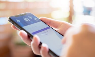 Facebook is testing bringing messaging capabilities back to the Facebook app so users can more easily share content without having to use the Messenger app.