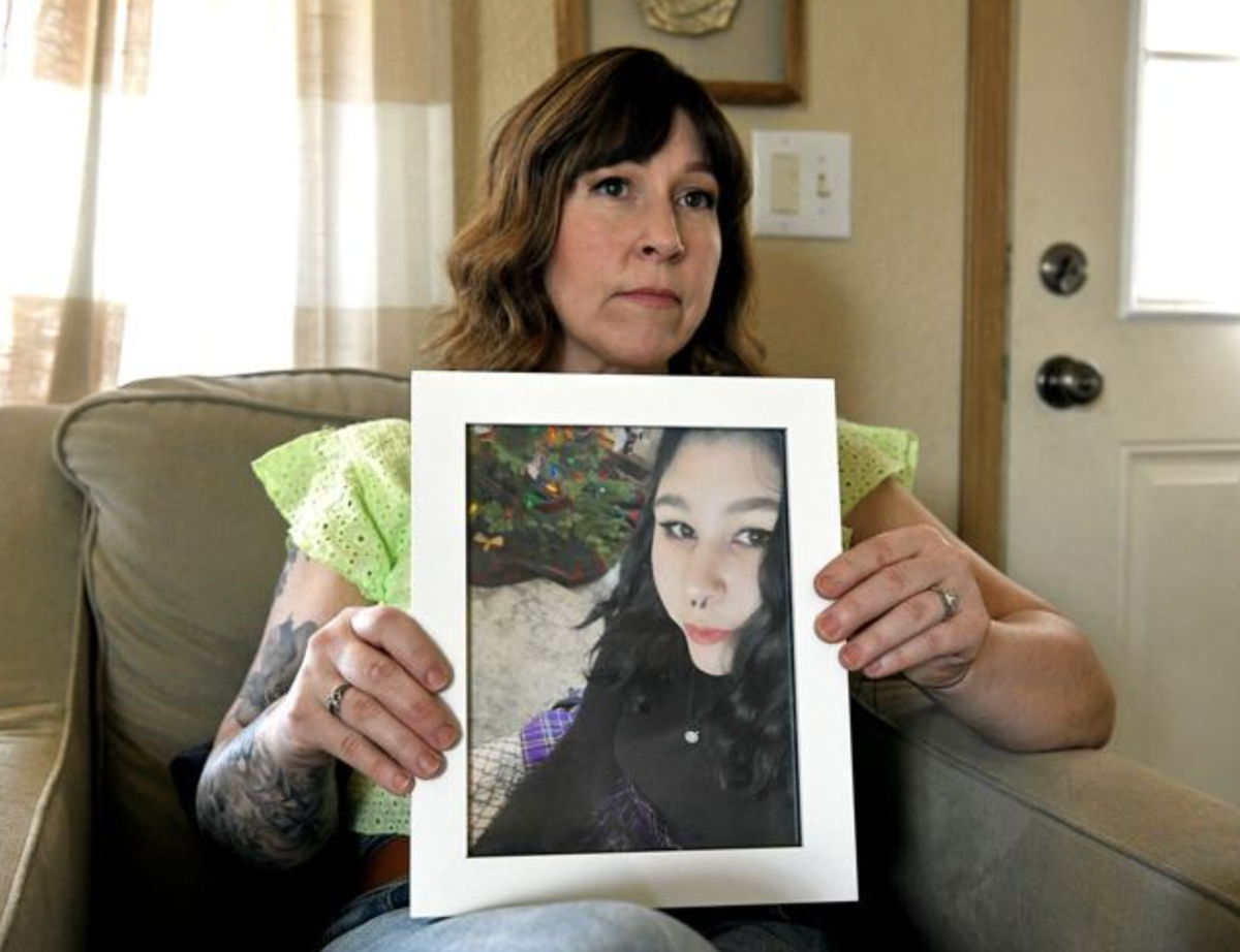 <i>Tom Bauer/Missoulian</i><br/>Jane Mann holds a photo of her daughter