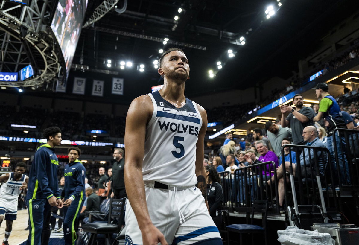 <i>Stephen Maturen/Getty Images</i><br/>Anderson heads to the locker room after the first half of the game against the Pelicans.