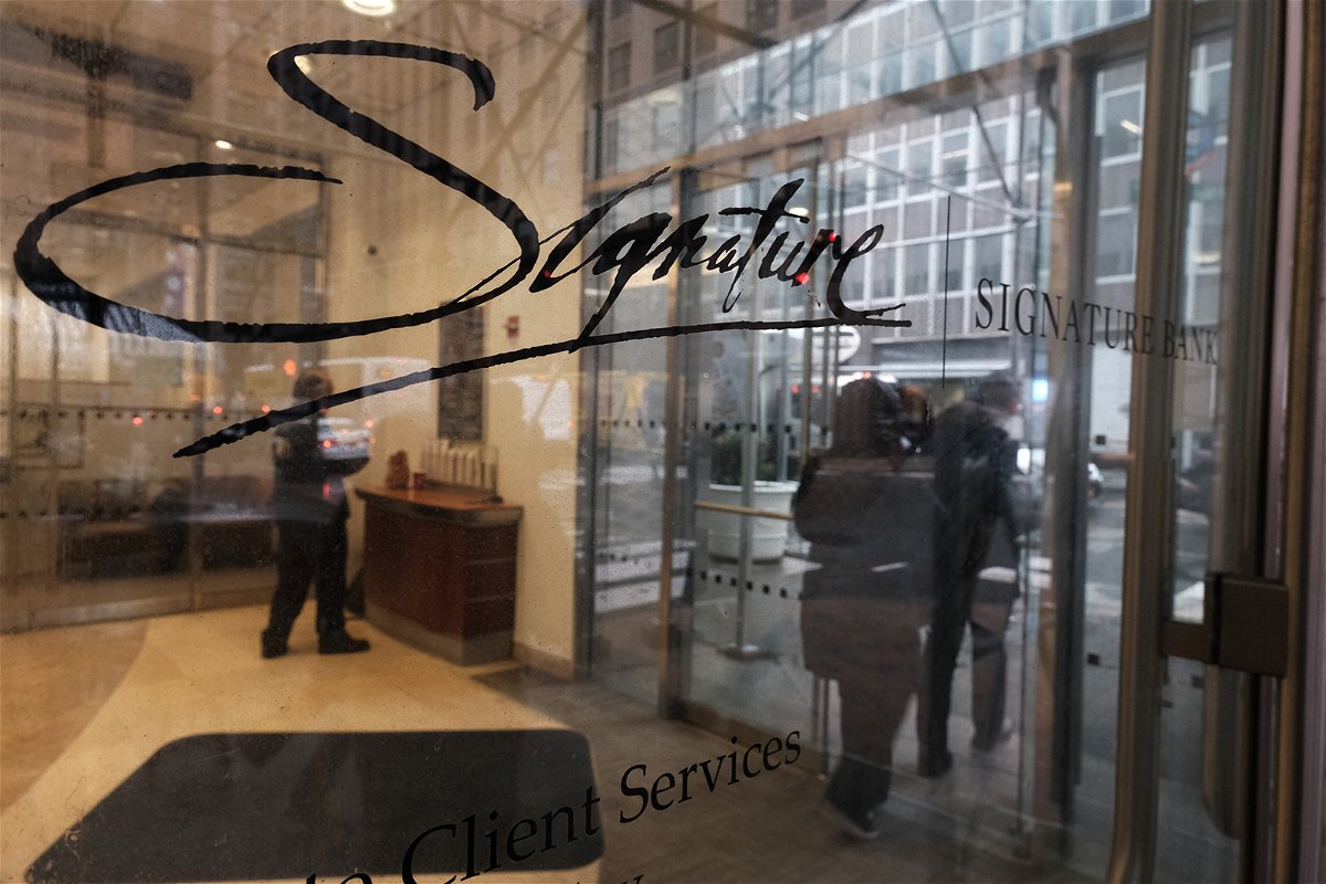 <i>Spencer Platt/Getty Images</i><br/>A Signature Bank branch stands in Manhattan on March 13
