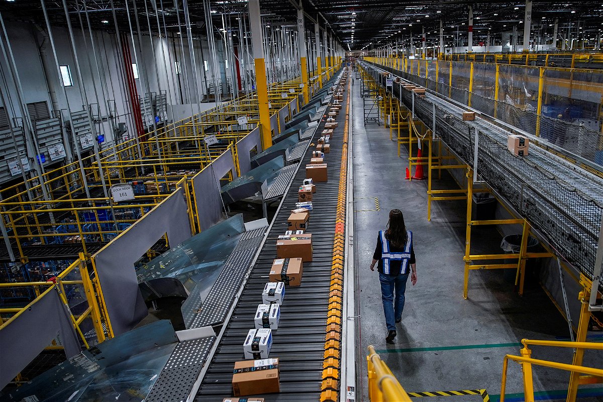 <i>Eduardo Munoz/Reuters</i><br/>Amazon is starting the year back in the black. The e-commerce giant on April 27 reported a profit of $3.2 billion for the first quarter