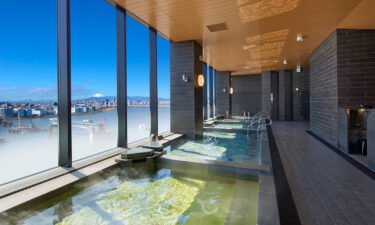Visitors staying at Tokyo Haneda International Airport's newly opened hotel can enjoy plane-spotting and views of Mount Fuji -- all from a rooftop hot spring.