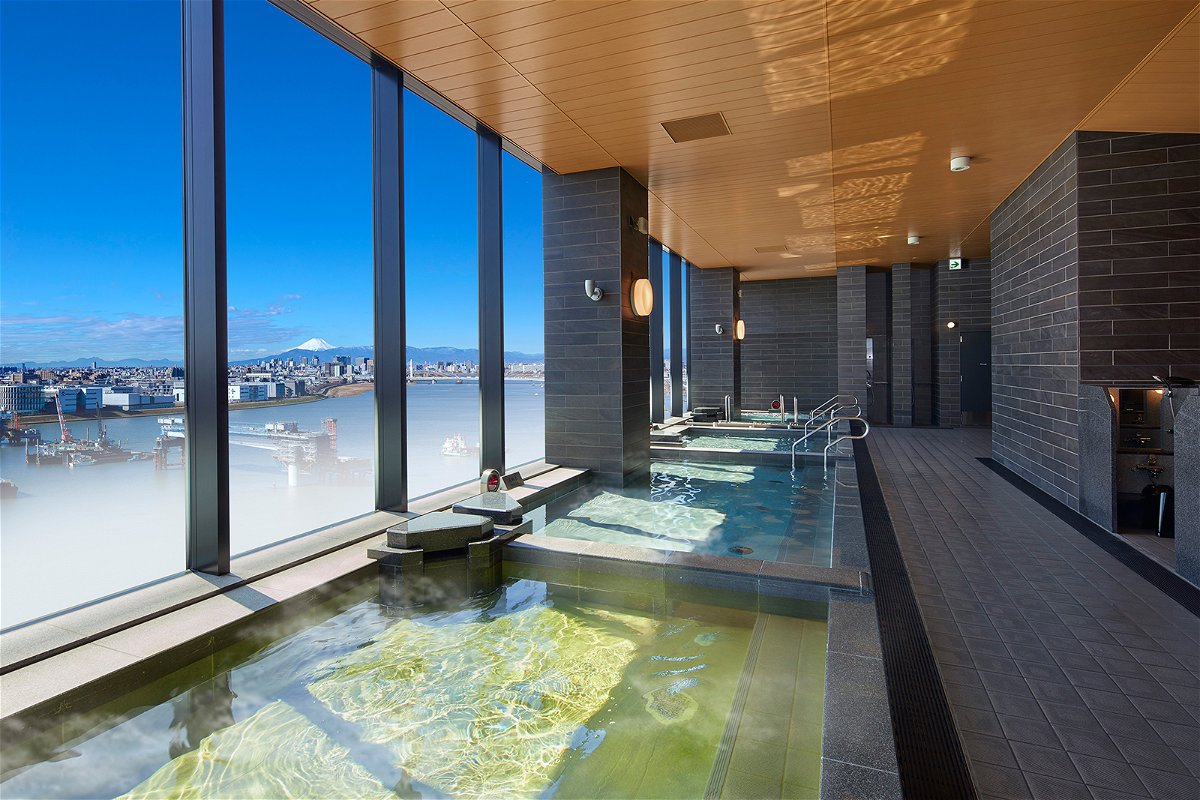 <i>Sumitomo Realty and Development</i><br/>Visitors staying at Tokyo Haneda International Airport's newly opened hotel can enjoy plane-spotting and views of Mount Fuji -- all from a rooftop hot spring.