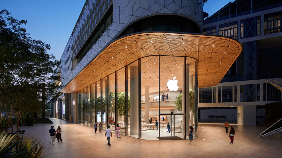 <i>Apple</i><br/>Apple's newest store in Mumbai