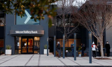 Custumers lineup outside of the Silicon Valley Bank headquarters in Santa Clara