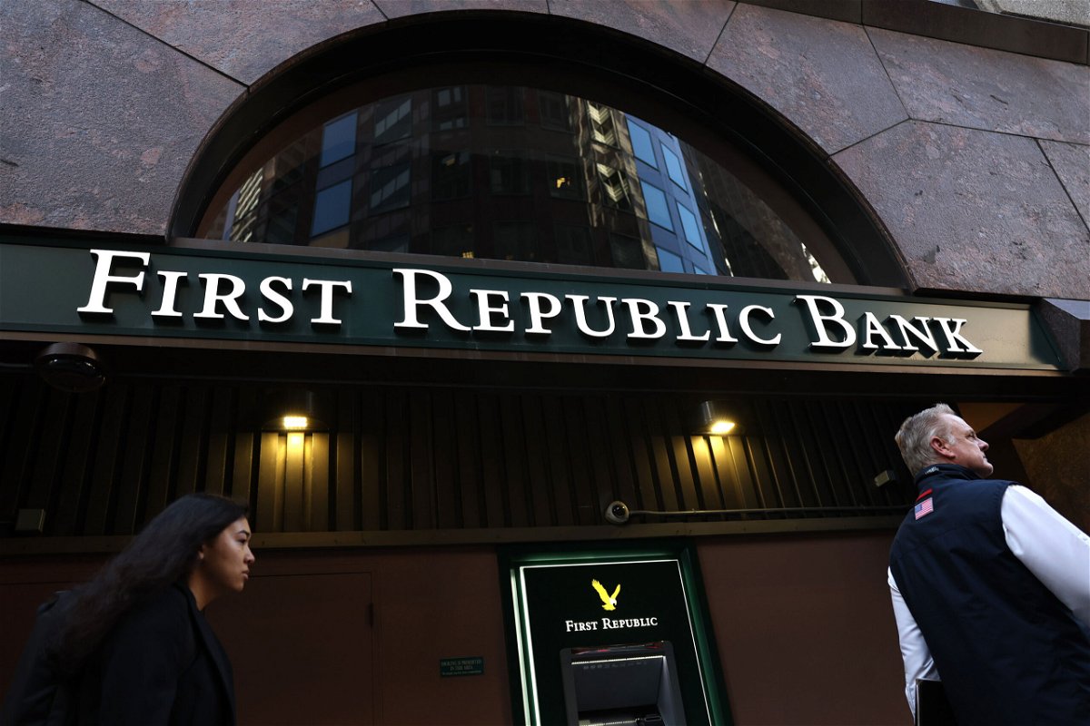 <i>Justin Sullivan/Getty Images</i><br/>Pedestrians walk by a First Republic bank on April 26