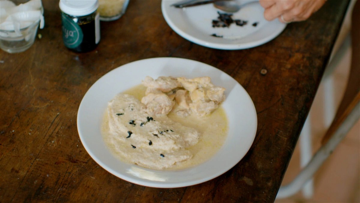 <i>CNN</i><br/>Norma Gaya of the Gaya Vai-Mex plantation in Mexico's Veracruz state uses her family's pure vanilla extract in this creamy chicken dish and finishes it with vanilla seeds.
