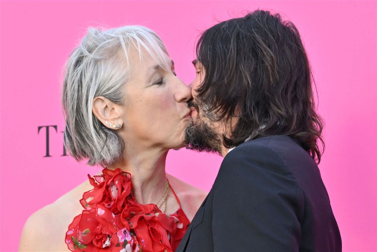 Keanu Reeves and girlfriend Alexandra Grant share rare public kiss - Local News 8