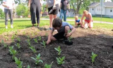 An effort to beautify several Des Moines neighborhoods finished at Perkins Elementary School Monday afternoon.