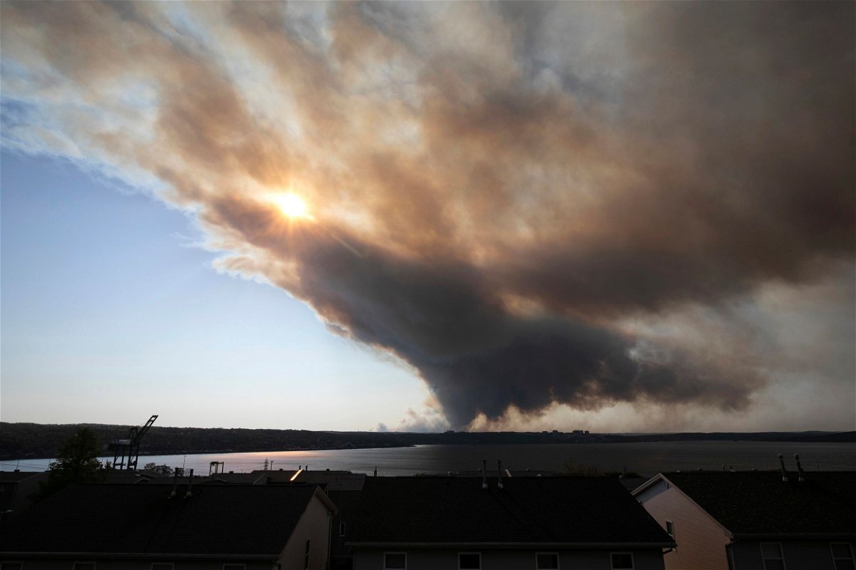 <i>Kelly Clark/The Canadian Press/AP</i><br/>Thick plumes of heavy smoke fill the Halifax sky as an out-of-control fire in a suburban community quickly spread