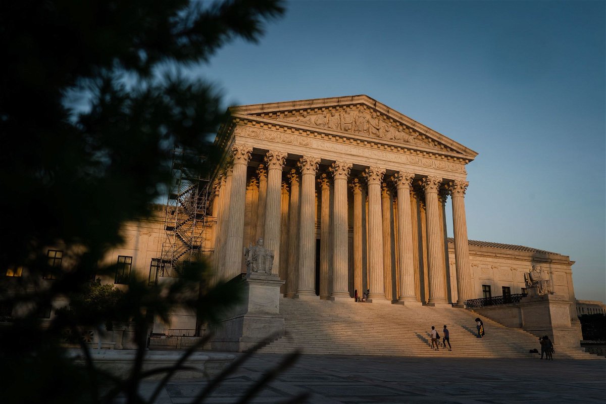 <i>Kent Nishimura/Los Angeles Times/Getty Images</i><br/>The Supreme Court announced on May 18 that it would formally remove a case concerning the controversial Trump-era immigration policy known as Title 42 from its calendar.